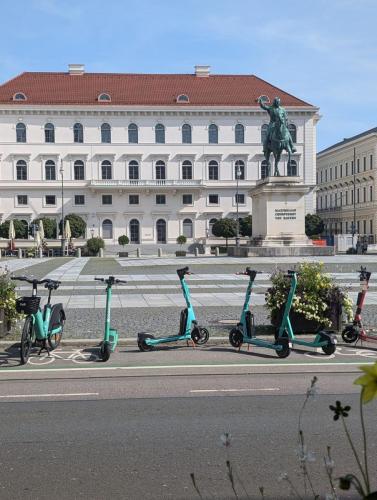 Wittelsbacherplatz, Plaza in Munich